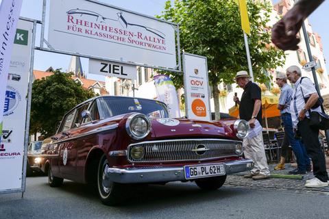 Eines der automobilen Schätzchen – ein Opel Kapitän. Jedes auf dem Oppenheimer Marktplatz eintreffende Gefährt samt Besatzung wurde fachkundig vorgestellt. Foto: hbz/Stefan Sämmer