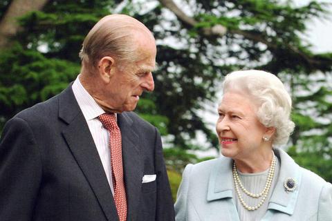 Queen Elizabeth II. und Prinz Philip in der Gartenanlage von Broadlands in England.   Foto: dpa