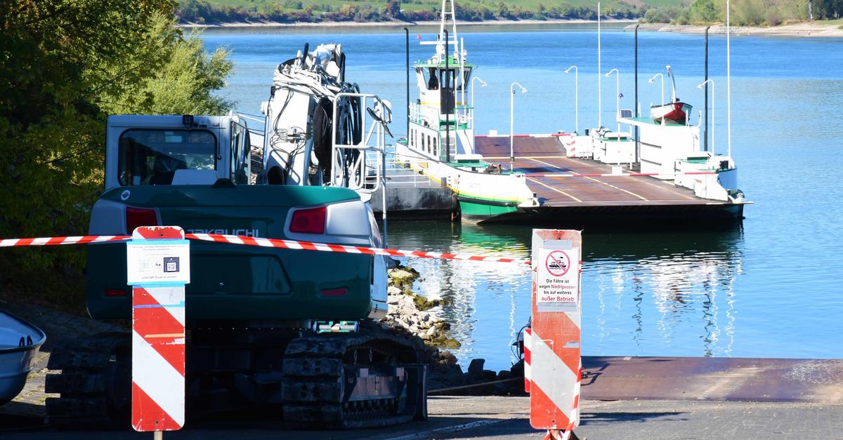 Landskrone Rhine ferry between Nierstein and Trebur-Kornsand suspends ...