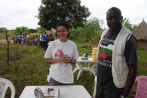 Dr. Parnian Parvanta 2011 bei ihrem ersten Einsatz für „Ärzte ohne Grenzen“ in der Zentralafrikanischen Republik, hier bei einer Impfkampagne. Foto: Ärzte ohne Grenzen