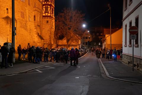 In Alzey waren es laut Polizeiangaben 200 Menschen, die sich am Schlosspark trafen und von dort aus gemeinsam spazieren gingen. Foto: pakalski-press/Boris Korpak