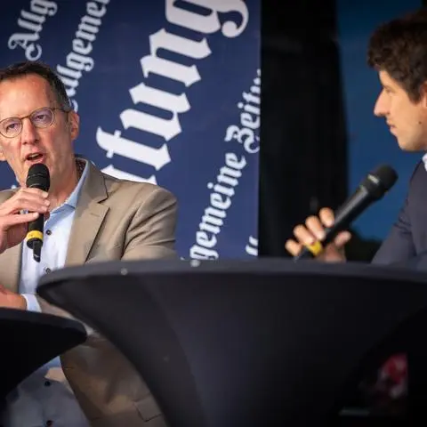 Der Mainzer Oberbürgermeister Michael Ebling (SPD) im Gespräch mit Dennis Rink, stellvertretender Chefredakteur von Allgemeiner und Wormser Zeitung.