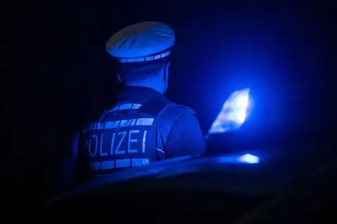 Die Polizei erwischte auf der A61 zwei Pkw-Fahrer, die unerlaubt über den Seitenstreifen der Autobahn fuhren. (Symbolbild)