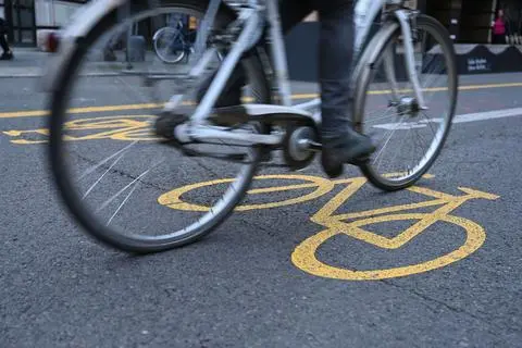 Ein Fahrradfahrer fährt auf einem Fahrradweg.