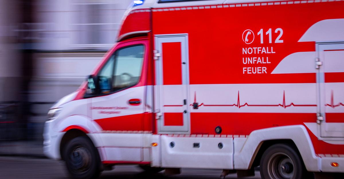 Kind fällt aus Auto: Mutter bei Rettungsversuch verletzt