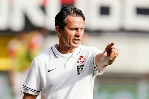 Kaiserslauterns Trainer Dirk Schuster gestikuliert.