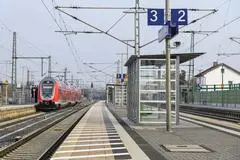 Ein Regionalzug auf der sanierten Riedbahn am Bahnhof Riedstadt-Goddelau. Mit dem Abschluss der fünfmonatigen Generalsanierung endeten auf der Strecke nicht schlagartig alle Störungen. 