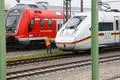 Startbereit stehen zwei Züge auf der Riedbahn am Gernsheimer Bahnhof. "Danke Team Riedbahn" steht auf einem Regionalzug.