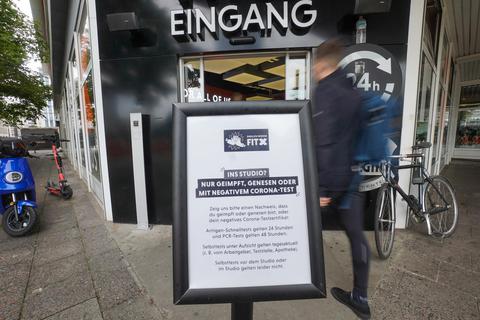 Fitness nur geimpft, getestet oder genesen: Die 3G-Regel gilt derzeit vielerorts als Standard. Doch warum müssen Geimpfte sich nicht mehr testen, wenn sie doch an Corona erkranken können? Professor Nawid Khaladj vom Klinikum Darmstadt erklärt das Für und Wider. Foto: dpa