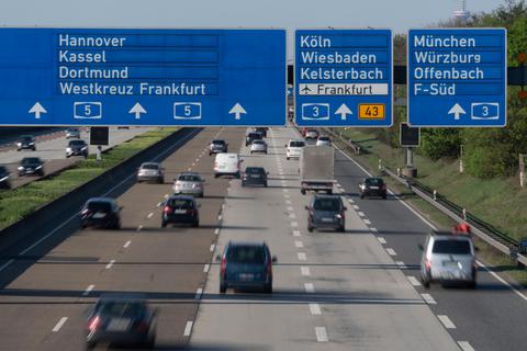 Der Verkehr läuft auf der A5 am Frankfurter Kreuz weitgehend störungsfrei.  Foto: dpa 