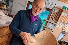 Eberhard Lacher mit einer "Muschel".
