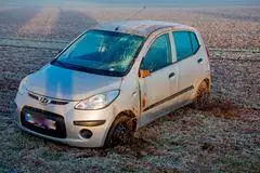 Eine  20-jährige Fahrerin aus dem Vogelsberg kam in einer Rechtskurve auf glatter Fahrbahn von der Straße ab, rutschte auf einen Acker und wurde im Auto eingeschlossen. 
