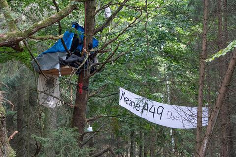 Der Herrenwald wird von zahlreichen Aktivisten weiterhin verteidigt. Foto: Boris Roessler/dpa 