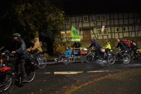 Einfahrt bei Dunkelheit am Dannenröder Forst. Foto: Günther Krämer