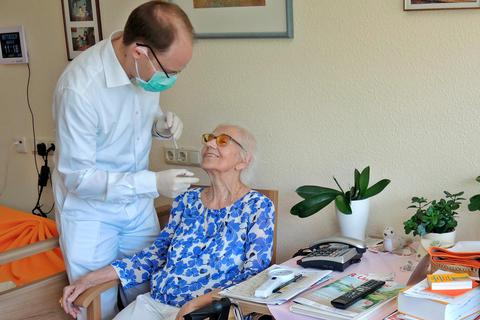 So eine Szene ist im Pflegeheim selten geworden: Aktuell würden die Zahnärzte dort nur im Notfall ihre Stamm-Patienten behandeln.   Foto: Jörg Pompetzki/Kassenzahnärztliche Vereinigung Hessen 