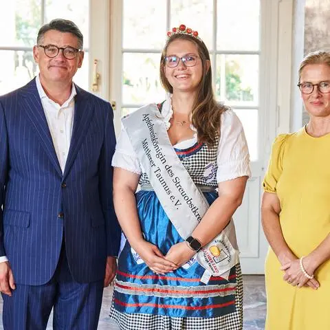 Ministerpräsident Boris Rhein (CDU) empfängt gemeinsam mit seiner Frau Tanja Raab-Rhein die Apfelweinkönigin Stephanie I. (Stephanie Martin) des Streuobstkreises Mittlerer Taunus im Wiesbadener Schloss Wiesbaden-Biebrich.