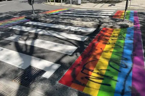 Schwarze Kritzeleien auf dem Regenbogen-Zebrastreifen in der Wiesbadener Burgstraße.