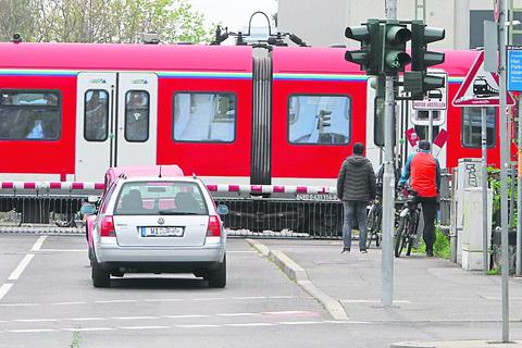 Schranke auf, Schranke zu: Der Kasteler Bahnübergang hat für Passanten und Autofahrer einen hohen Nervfaktor. Foto: hbz/Jörg Henkel