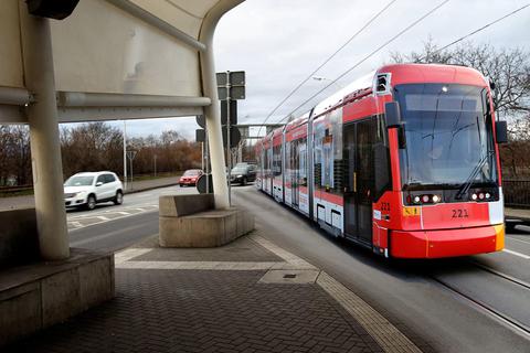 So könnte es einmal aussehen: Die Citybahn aus Wiesbaden hält am Hochkreisel vor der Theodor-Heuss-Brücke in Kastel. Montage: vrm/sbi, Archivfoto: hbz/Jörg Henkel