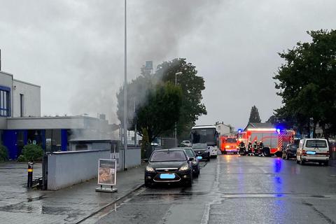 Da der Trafo freistand, konnte sich der Brand nicht ausbreiten. © Feuerwehr Wiesbaden