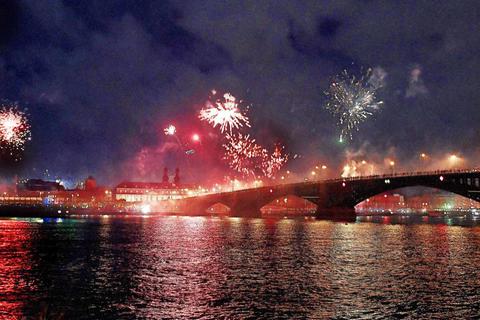 Kein Feuerwerk über dem Rhein dieses Jahr: Das Böllerverbot gilt unter anderem auch am Kasteler Rheinufer. Archivfoto: hbz/Kristina Schäfer