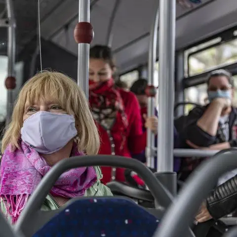 Das Wiesbadener Ordnungsamt kontrolliert die Maskenpflicht in Mainzer Bussen nicht. Obwohl es zuständig wäre.