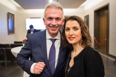 Peter Feldmann (SPD), Oberbürgermeister von Frankfurt am Main, mit seiner Frau Zübeyde.  Archivfoto: dpa/Andreas Arnold 