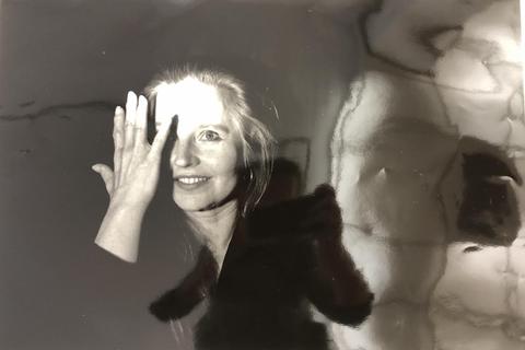 Oft sind es berühmte Schauspielerinnen, die Evgen Bavcar in seinem Pariser Atelier ablichtet. Hier ist es Hanna Schygulla. Und in der Spiegelung sieht man den Fotografen selbst. © Evgen Bavcar