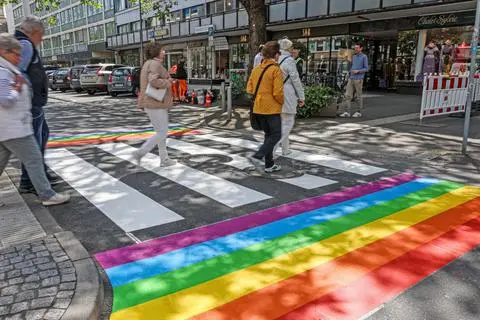 Wie hier in der Wiesbadener Burgstraße gibt es auch in Mainz bald einen Regenbogen-Zebrastreifen. 