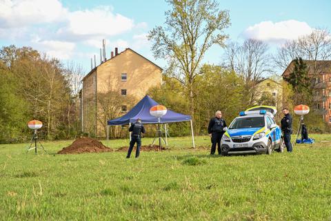 Bei Arbeiten für das Neubaugebiet "Gräselberg" ist in Biebrich eine etwa 125 Kilogramm schwere Bombe entdeckt worden.  Foto: Volker Watschounek