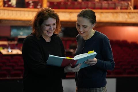 Daniela Kerck (links) und die Sopranistin Olesya Golovneva im Staatstheater Wiesbaden bei der Arbeit an "Rusalka"