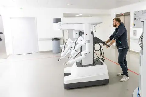 Wiesbaden: Umzug der HSK in den Klinikneubau Tag 1 - DaVinci OP-Roboter  - 