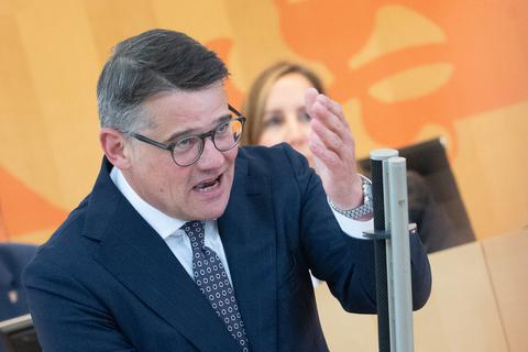 Boris Rhein (CDU), Ministerpräsident von Hessen, hat auf dem Parteitag der Wiesbadener CDU Kritik an der Kommunalpolitik in der Landeshauptstadt geübt. Foto: dpa