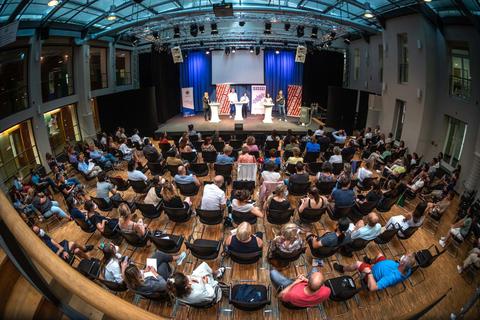 Vorträge, Interviews und Podiumsgespräch: Rund 150 Interessierte haben an der Veranstaltung „Pornografie auf Schülerhandys – und jetzt?“ teilgenommen.                Foto: Lukas Görlach