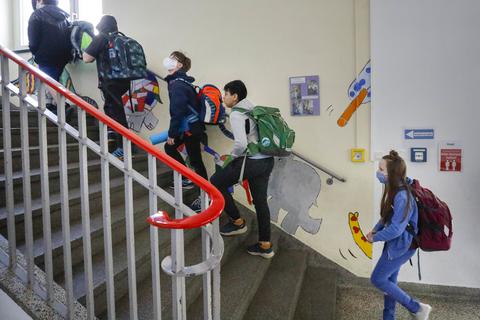 Einbahnstraßenschilder im Treppenhaus: die Viertklässler der Jahnschule auf dem Weg ins Klassenzimmer.  Foto: Sascha Kopp 