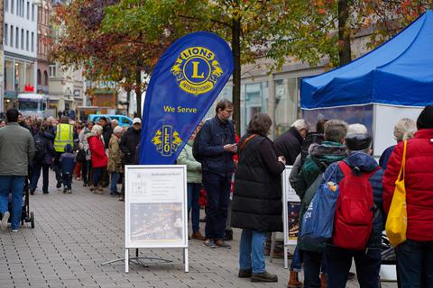 Alle Jahre wieder stellen sich die Wiesbadenerinnen und Wiesbadener für den Adventskalender des Lions Club Wiesbaden-Kochbrunnen in der Fußgängerzone an.