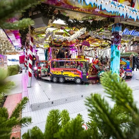 Der Kinderweihnachtsmarkt mit Eiszeit auf dem Wiesbadener Luisenplatz.