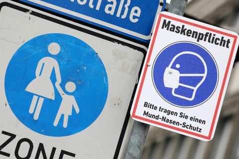 In der Fußgängerzone gilt weiterhin von 10 bis 20 Uhr eine Pflicht für eine Mund-Nasen-Bedeckung, aber nicht für eine medizinische Maske.  Foto: Bernd Wüstneck/dpa