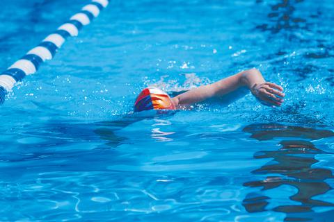 Mitglieder in hessischen Schwimmvereinen können ab 1. Juni wieder ihre Bahnen ziehen. Symbolfoto: Ronny Gängler - stock.adobe.com