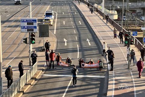Klimaaktivisten der „Letzten Generation“ haben am Dienstag erneut den Verkehr auf der Alicenbrücke in Mainz blockiert.
