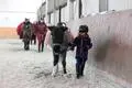 Wer führt wen? Shetlandpony "Atlantik" und die sehbehinderte Thea sind bei der Therapiestunde ein gutes Team.