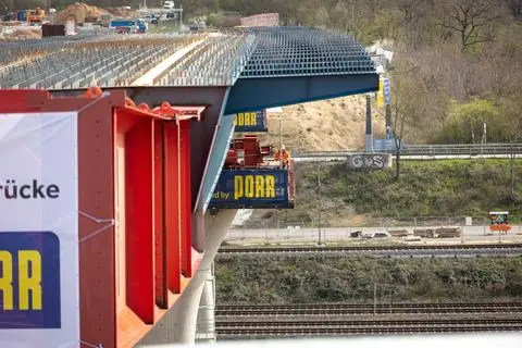 Der Brückenschlag wird vollendet: Der vierte und letzte Verschub der südlichen Salzbachtalbrücke ist geschafft.