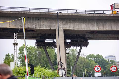 Ein Pfeiler der abgesackten Salzbachtalbrücke vor ihrer schlussendlichen Sprengung. Foto: Lukas Görlach