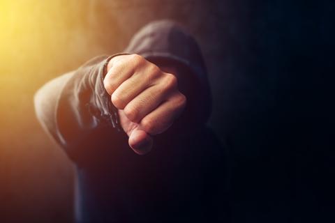 Ein Mensch trägt einen schwarzen Kapuzenpulli und schlägt zu. Symbolfoto: bits and splits/adobe.stock