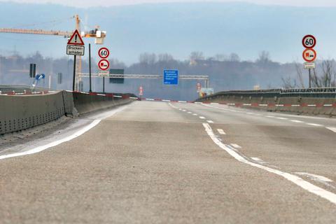 Rückblick: Die Fahrbahn der A643, nachdem die Brücke abgesackt war. Archivfoto: Sascha Kopp 