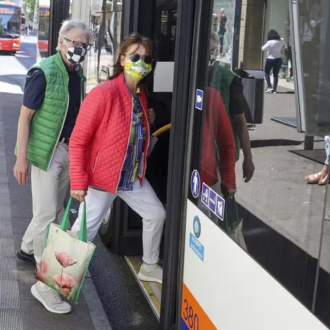 Dieses Paar hält sich an die Maskenpflicht in Bussen.