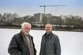 Hinter der Baumreihe, unterhalb der neuen HSK, soll das Zwerg-Nase-Haus entstehen. Im Bild: Michael Albani (l.), Vorstandsvorsitzender der Stiftung, und Architekt Hans Hermann Wagner.