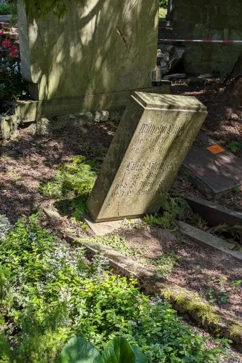 Ein Grabstein auf dem Wiesbadener Südfriedhof neigt sich stark. Laut Stadt werden die Steine einmal jährlich einer Sicherheitsprüfung unterzogen.
