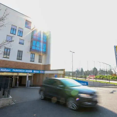 Die Einfahrt zur Garage von Edeka am Karlsbader Platz.