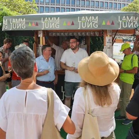 Winzer Paul Will (rechts), hier im Gespräch mit Weinbaupräsident Peter Seyffardt, hat einen entalkoholisierten Riesling auf den Markt gebracht, wenn auch mit "schwerem Herzen". 